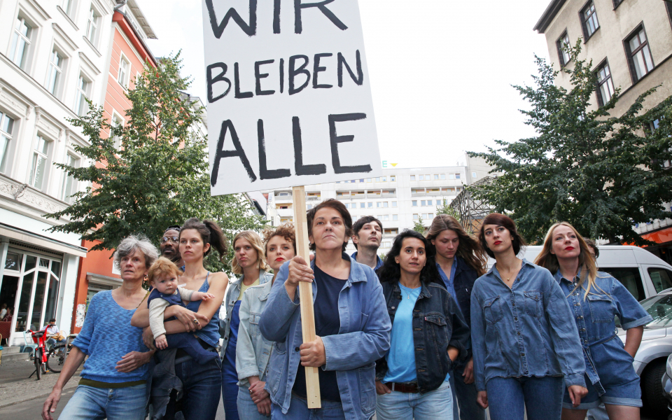 Eine Gruppe von Mieter*innen, die auf der Straße protestieren.