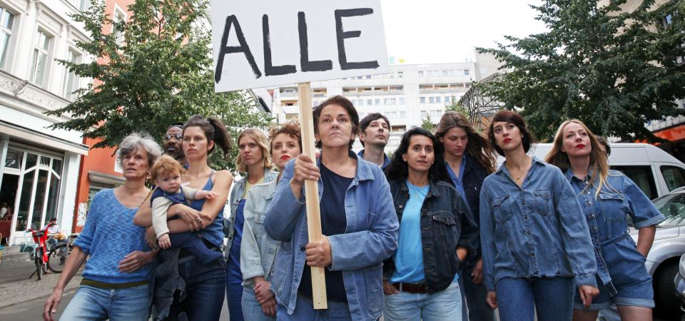 Eine Gruppe von Mieter*innen, die auf der Straße protestieren.